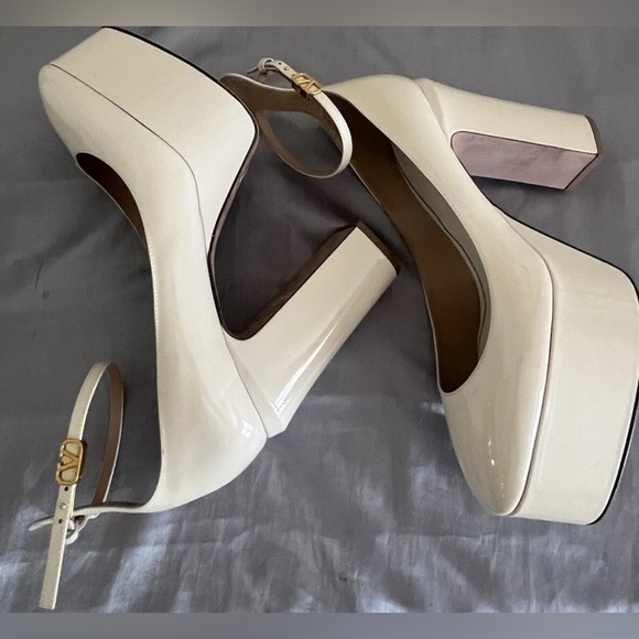 Valentino Garavani Tan Go Patent Leather Platform Heels $1150 - Picture 8 of 15